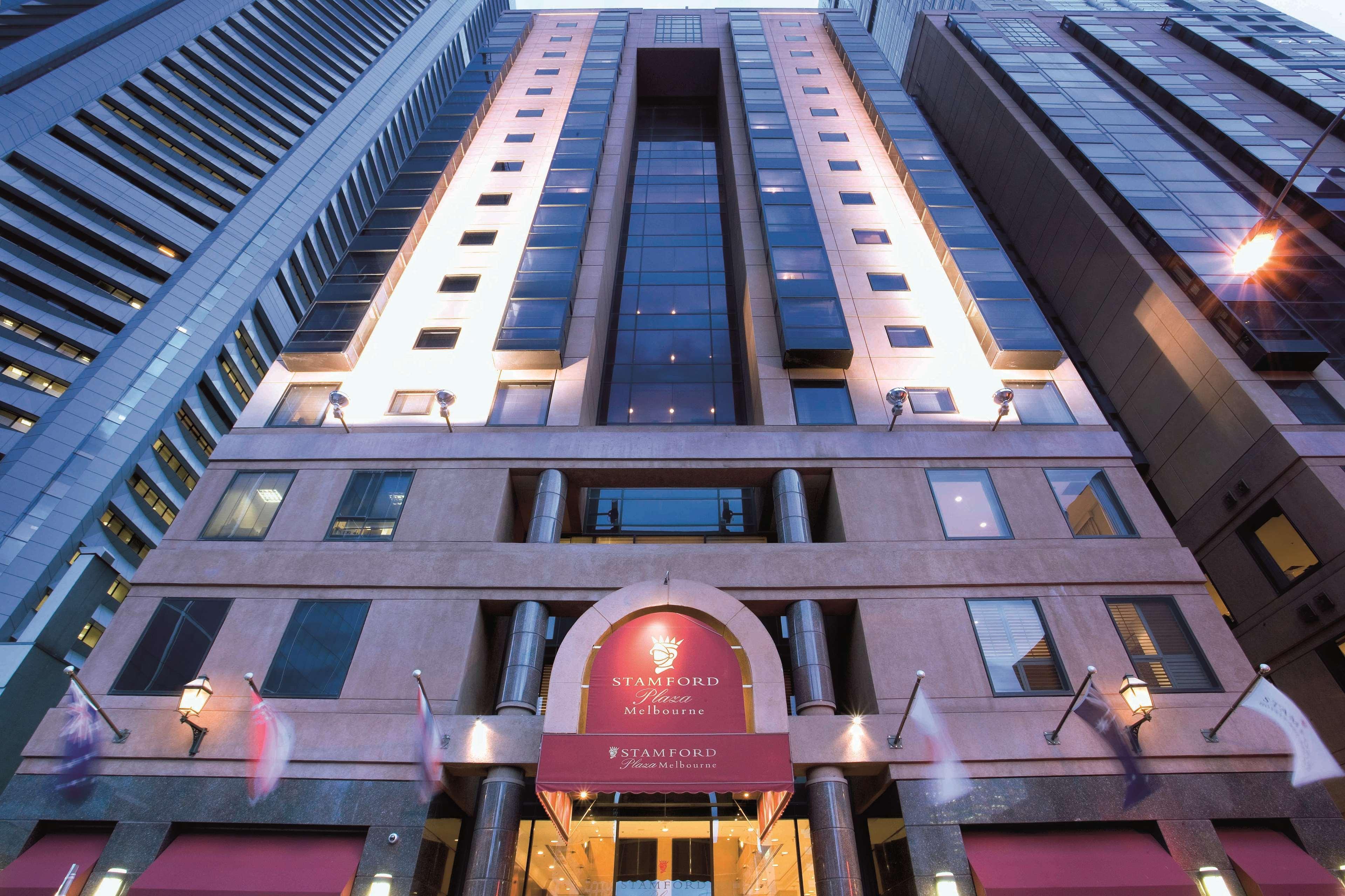 Stamford Plaza Melbourne Hotel Ngoại thất bức ảnh The photo shows the exterior of a modern hotel building. The structure appears tall and features a combination of glass and stone elements. Large windows are prominent, particularly in the center section, which suggests a contemporary architectural s